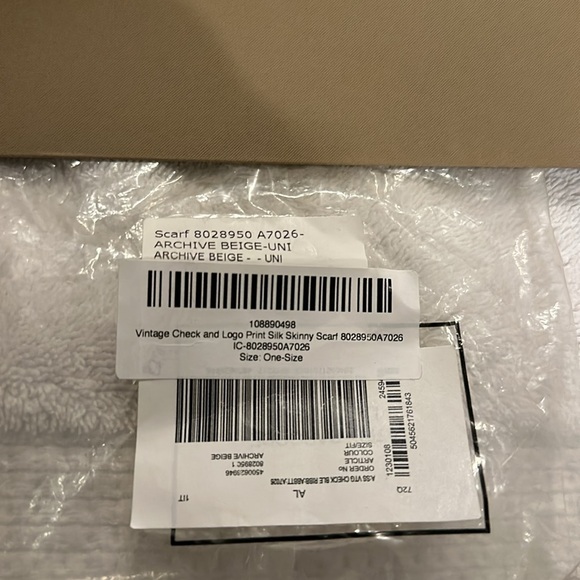 NWT Burberry scarf signature print - Picture 7 of 7